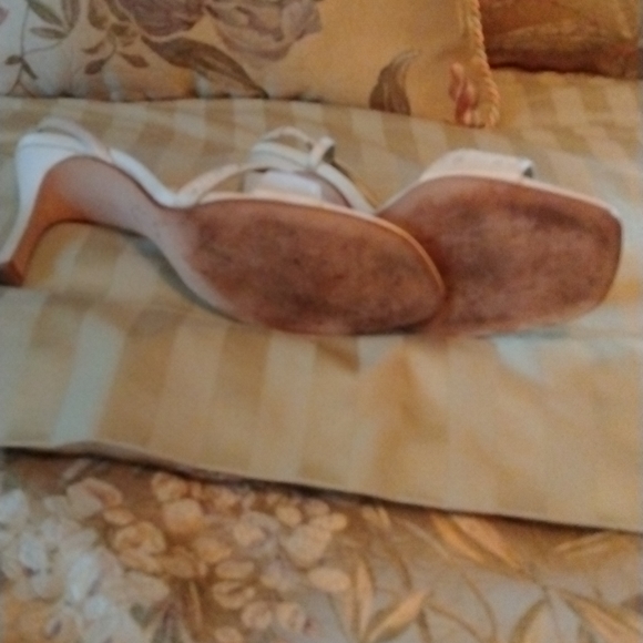 Pretty cream Nina dress shoes with subtle beading - Picture 2 of 3